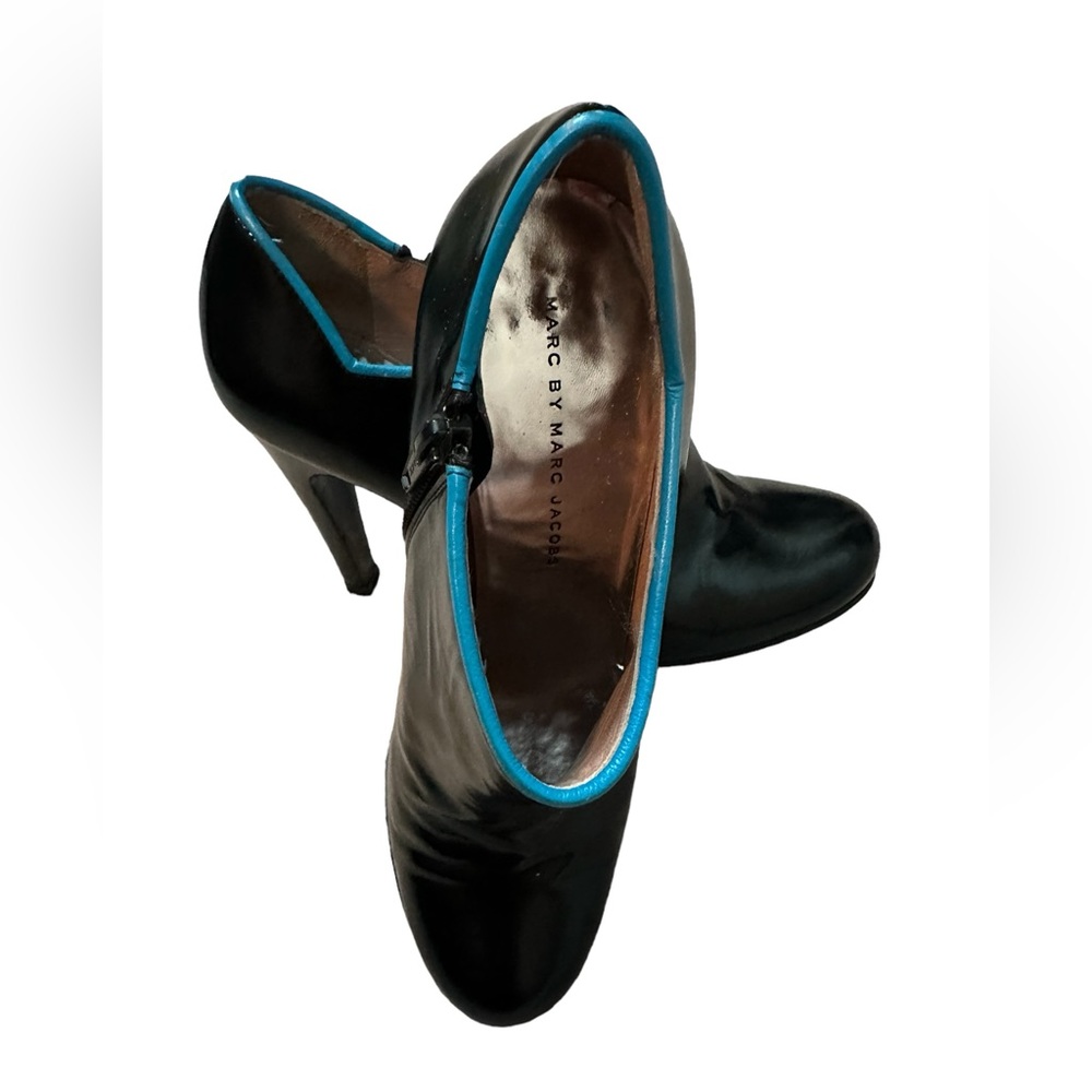 ❄️Marc by Marc Jacobs high heel leather booties with teal trim detail Sz 38/7.5